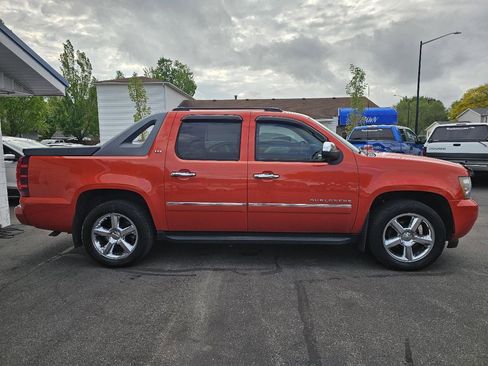 Used 2011 Chevrolet Avalanche LTZ AWD/4WD image 13