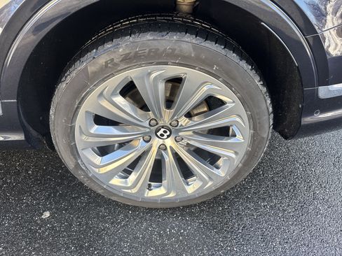 Used 2023 Bentley Bentayga Extended Wheelbase image 33