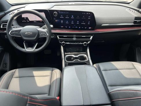 Used 2025 Chevrolet Traverse Z71 AWD/4WD image 3