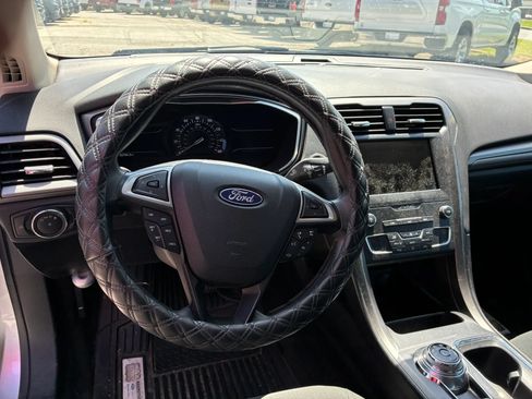 Used 2020 Ford Fusion SE FWD image 6