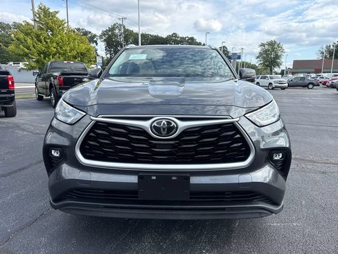 Used 2020 Toyota Highlander XLE AWD/4WD image 3