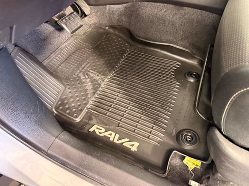 Used 2016 Toyota RAV4 XLE AWD/4WD image 32