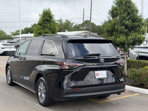 Certified 2023 Toyota Sienna XLE FWD image 5