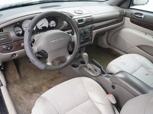 Used 2005 Chrysler Sebring Limited w/ Electronics Convenience Group image 8