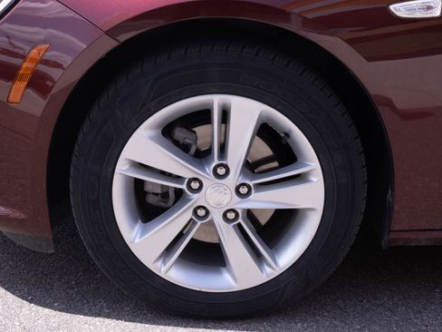 Used 2018 Buick Regal Preferred w/ Sights and Sounds Package FWD image 9