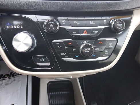 Used 2023 Chrysler Pacifica Touring-L image 26