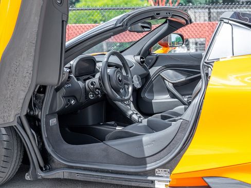 Used 2022 McLaren 765LT RWD image 24