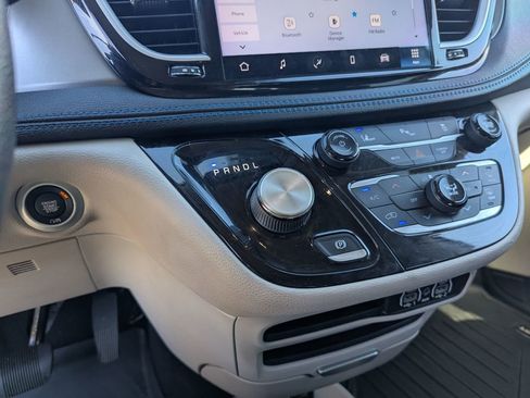 Used 2021 Chrysler Pacifica Touring image 14