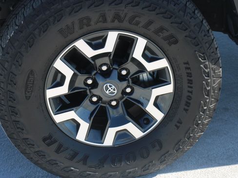 Certified 2023 Toyota Tacoma TRD Off-Road AWD/4WD image 10