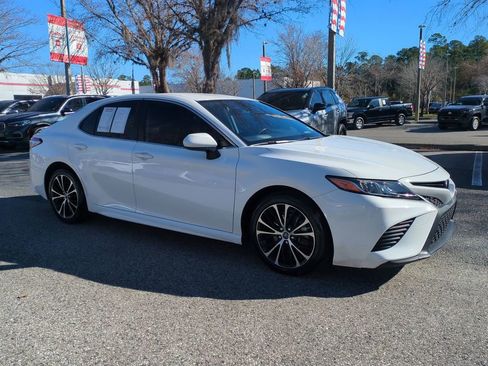 Certified 2019 Toyota Camry SE image 3