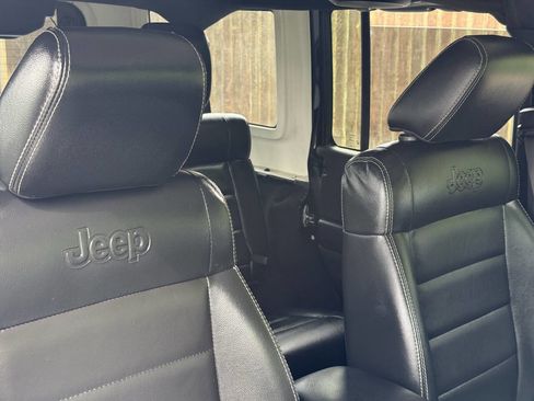 Used 2012 Jeep Wrangler Unlimited Sahara w/ Connectivity Group AWD/4WD image 19