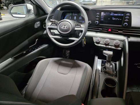 Certified 2025 Hyundai Elantra SE image 19