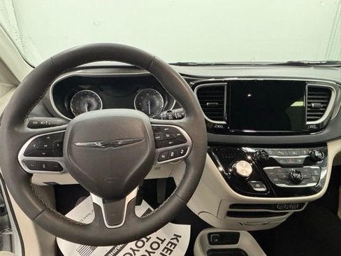Used 2024 Chrysler Pacifica Touring-L image 18