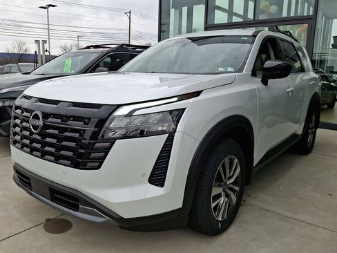 New 2026 Nissan Pathfinder SL image 2