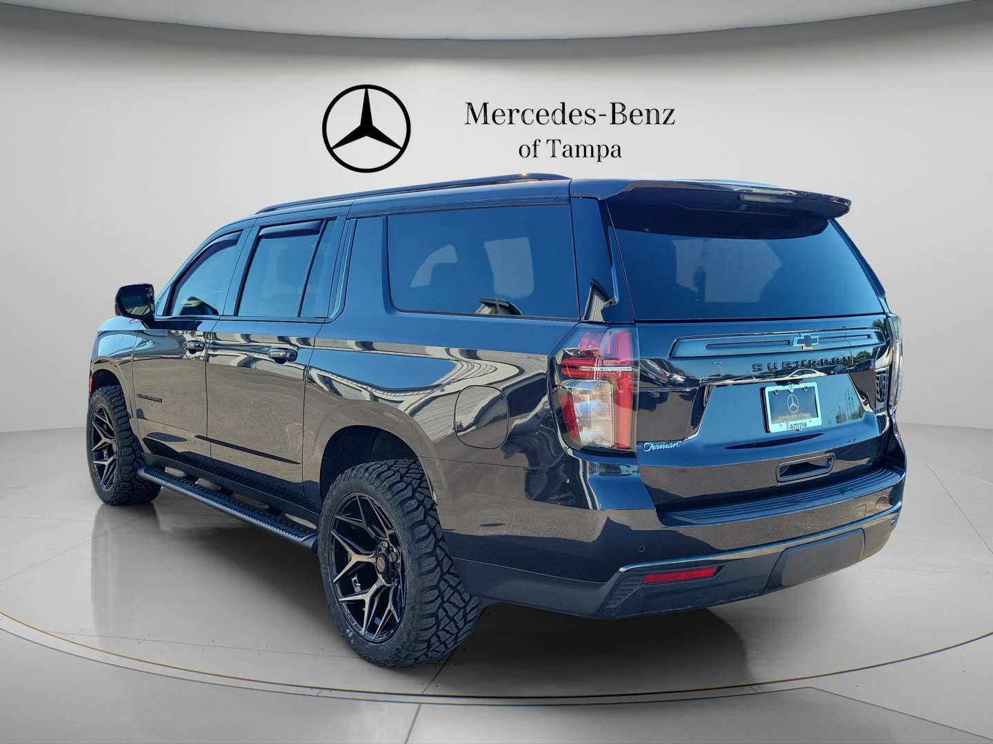 Used 2022 Chevrolet Suburban Z71 w/ Luxury Package AWD/4WD image 2