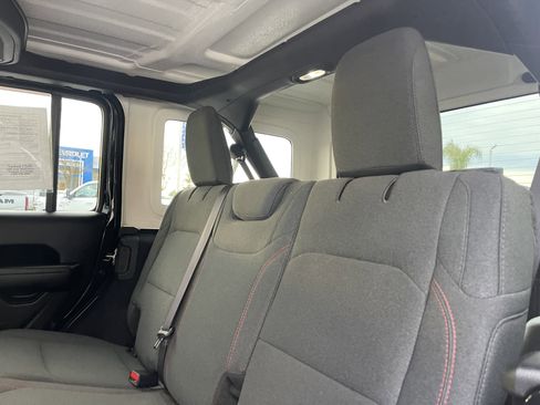 Used 2025 Jeep Wrangler Unlimited Rubicon image 20