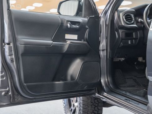 Used 2017 Toyota Tacoma TRD Off-Road image 38