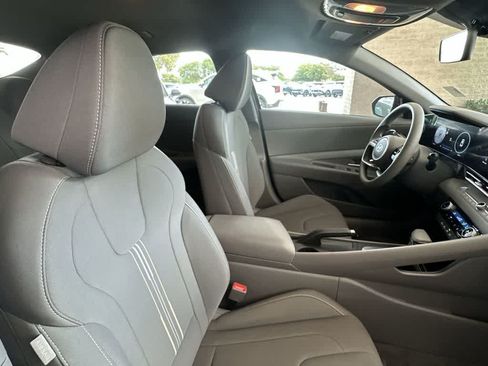 Used 2024 Hyundai Elantra SEL FWD image 28