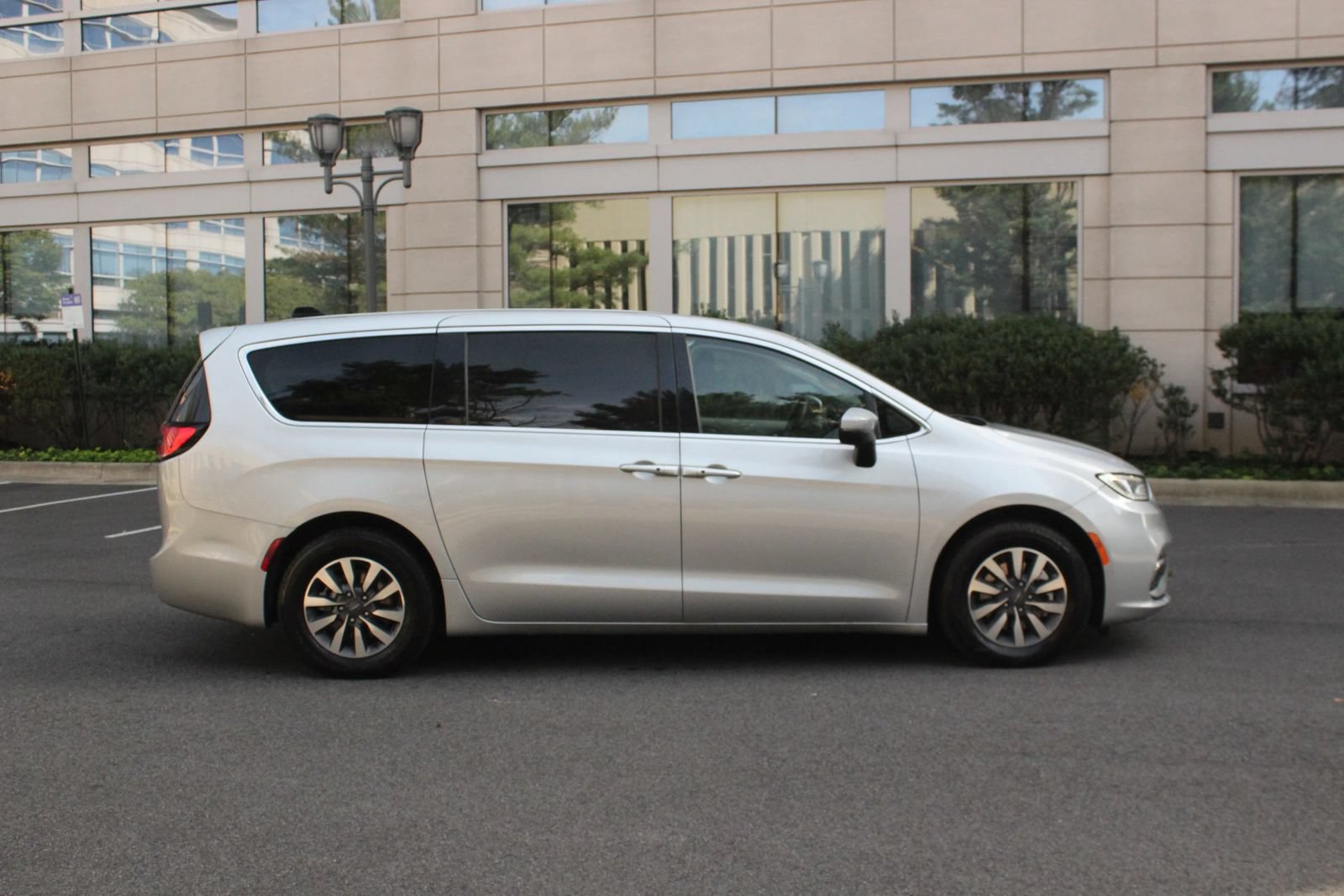 Used 2023 Chrysler Pacifica Touring-L FWD image 6