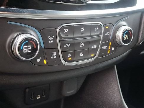 Used 2023 Chevrolet Traverse LT AWD/4WD image 19