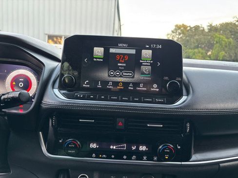 Used 2023 Nissan Rogue Platinum image 19