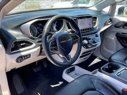 Used 2023 Chrysler Pacifica Touring-L FWD image 14