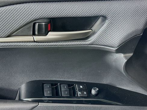 Used 2025 Toyota Camry SE image 18