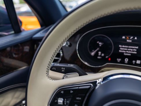 Used 2021 Bentley Bentayga AWD/4WD image 48