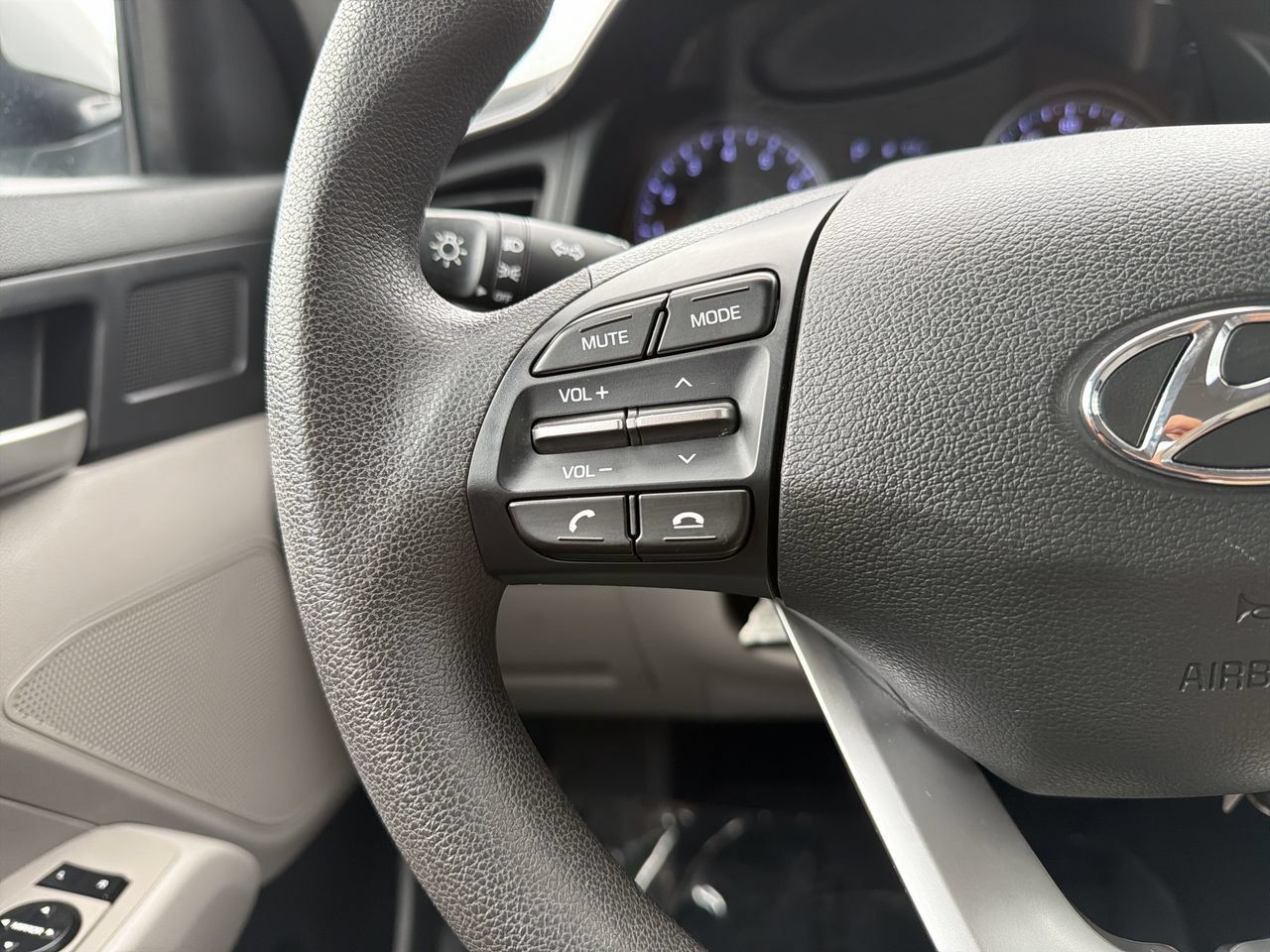 Used 2020 Hyundai Elantra SE FWD image 24