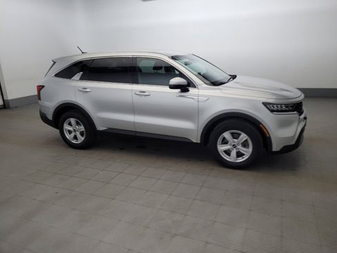 Used 2022 Kia Sorento LX image 11