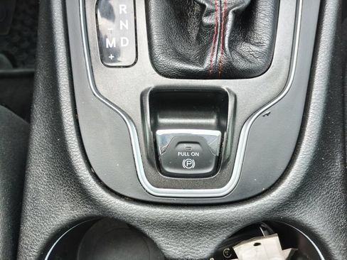 Used 2019 Jeep Cherokee Trailhawk w/ Comfort & Convenience Group AWD/4WD image 33