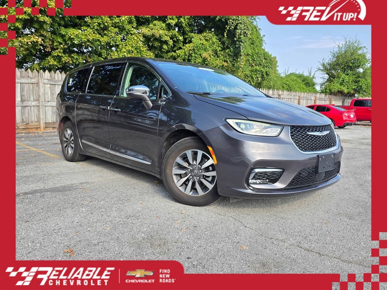 Used 2022 Chrysler Pacifica Limited w/ Uconnect Theater Family Group FWD image 1