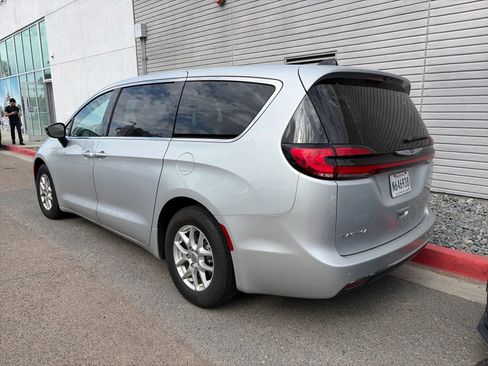 Used 2024 Chrysler Pacifica Touring-L FWD image 4