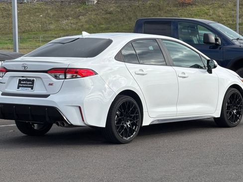 Used 2023 Toyota Corolla SE image 3