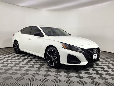 Used 2023 Nissan Altima 2.5 SR w/ SR Premium Package image 7