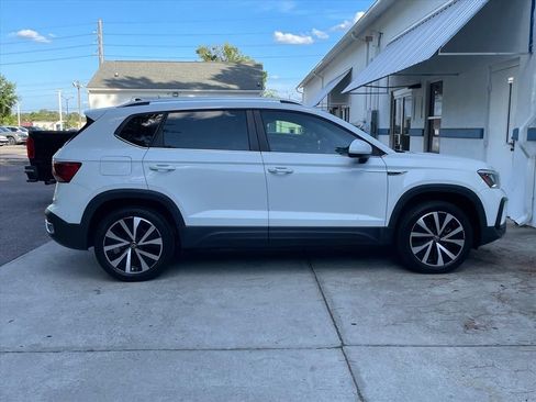 Used 2023 Volkswagen Taos SE FWD image 2