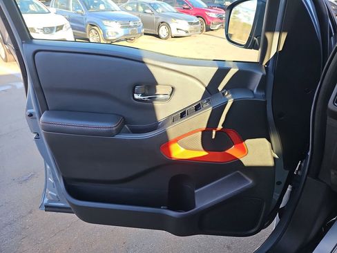 Used 2025 Nissan Frontier PRO-4X image 30