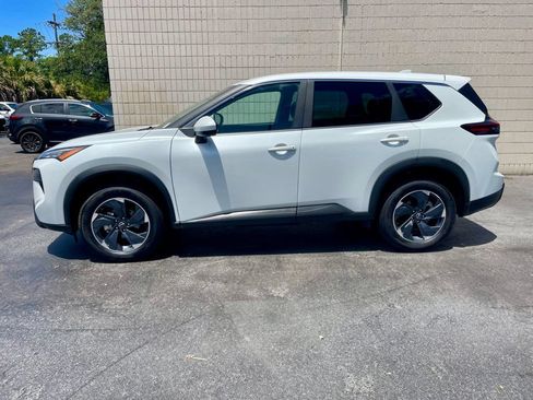 Used 2025 Nissan Rogue SV FWD image 2