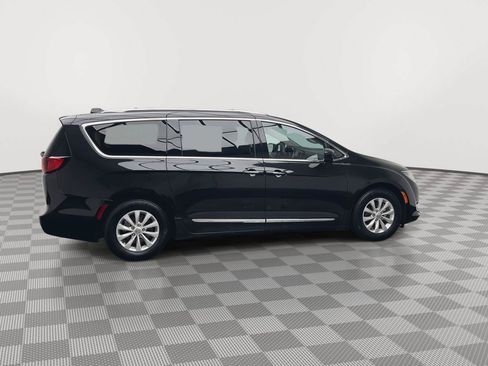 Used 2019 Chrysler Pacifica Touring-L FWD image 38