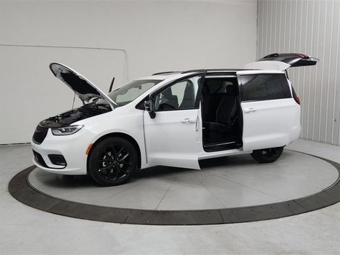 New 2026 Chrysler Pacifica Limited w/ S Appearance Package image 11
