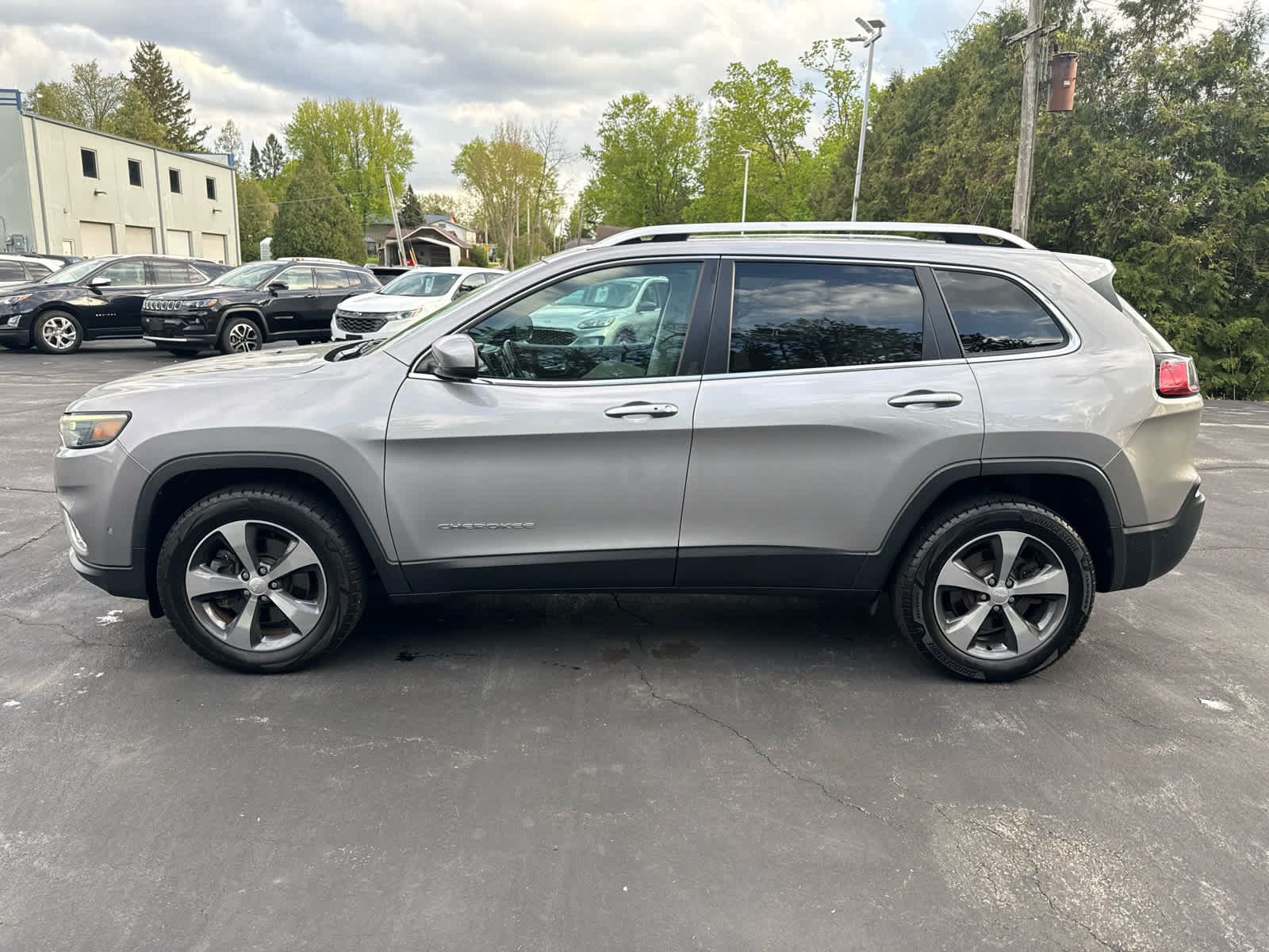 Used 2019 Jeep Cherokee Limited w/ Luxury Group AWD/4WD image 6