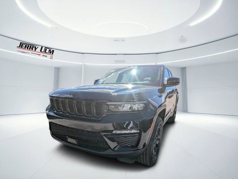 New 2025 Jeep Grand Cherokee Limited w/ Black Appearance Package image 6