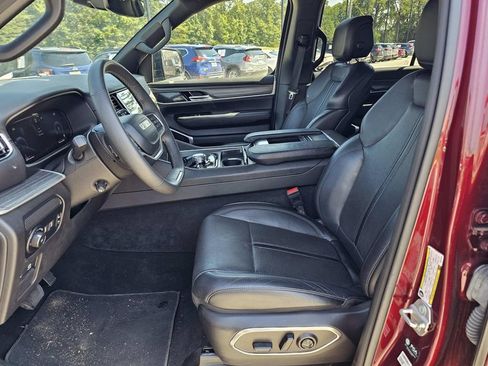 Used 2024 Jeep Wagoneer L Series II w/ Flexible Seating Group AWD/4WD image 17