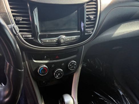 Used 2018 Chevrolet Trax LT w/ LT Convenience Package FWD image 11