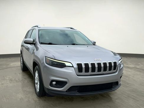 Used 2019 Jeep Cherokee Latitude w/ Cold Weather Group FWD image 11