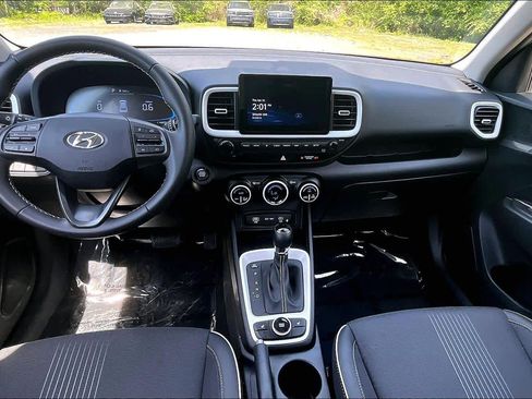 Used 2025 Hyundai Venue Limited FWD image 16