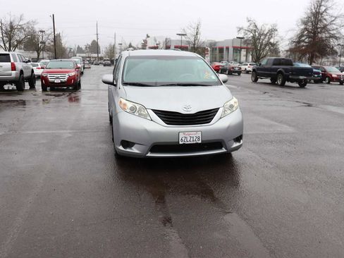 Used 2013 Toyota Sienna LE w/ Towing Pkg image 3