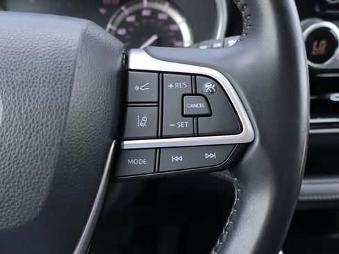 Used 2022 Toyota Highlander XLE AWD/4WD image 8