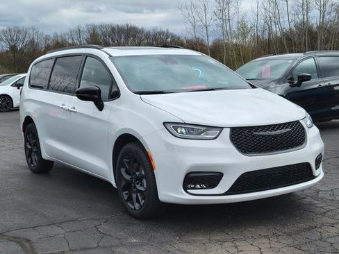 New 2026 Chrysler Pacifica Limited w/ S Appearance Package image 2