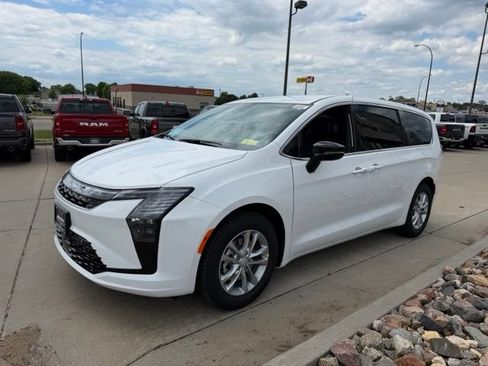 New 2027 Chrysler Pacifica Select FWD image 3